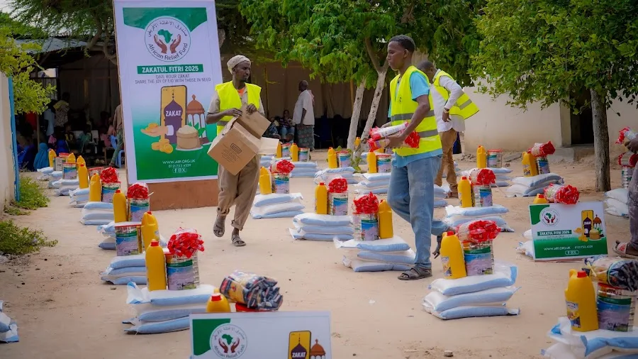 African Relief Fund aid distribution photographed by Hilaac